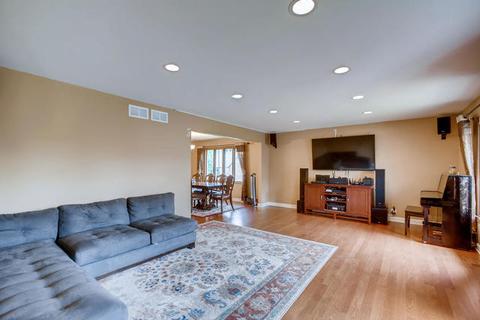 137 Somerset Rd, Willowbrook, IL 60527 photo 2
