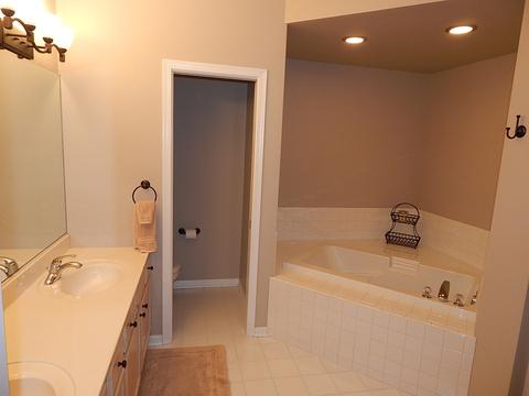 2060 Jeffrey Ct, Elgin, IL 60123 photo 13