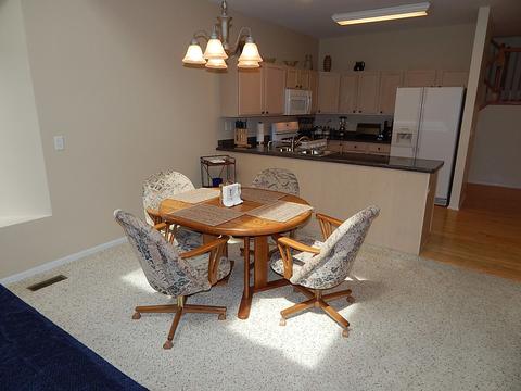 2060 Jeffrey Ct, Elgin, IL 60123 photo 4