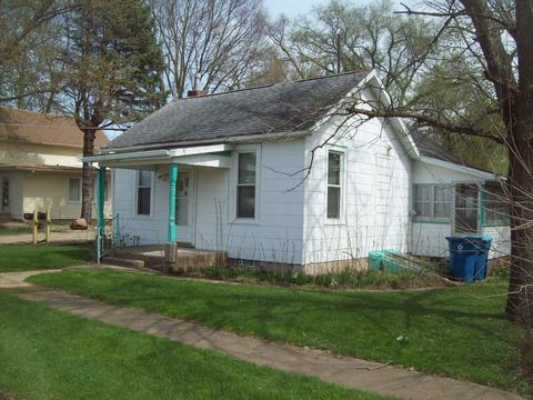 107 Ross St, Walnut, IL 61376 photo 2
