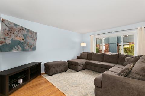 1099 Whitchurch Ct, Wheaton, IL 60189 photo 2