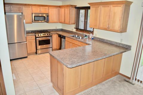 906 Royal Dr, Mchenry, IL 60050 photo 3