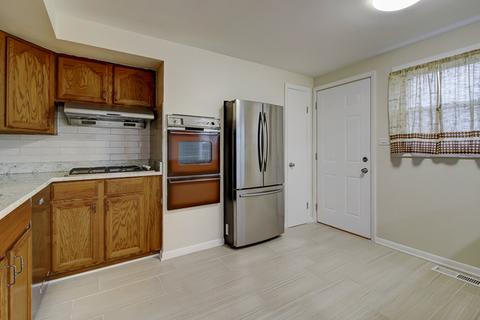9268 Aspen Dr, Des Plaines, IL 60016 photo 6