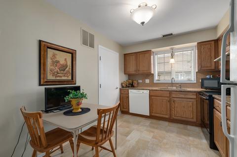 245 Windsor Ln #D, Willowbrook, IL 60527 photo 10