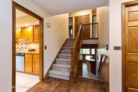 2015 E Wintergreen Ave, Mount Prospect, IL 60056 photo 2