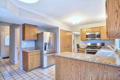 965 Baltusrol Dr, Elgin, IL 60123 photo 2