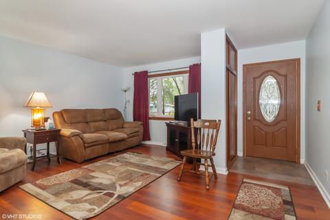 55 Circle Dr E, Montgomery, IL 60538 photo 2