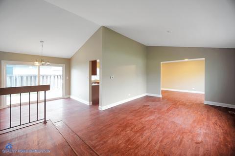 1325 Hialeah Ln, Hanover Park, IL 60133 photo 2