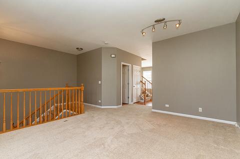 208 Comstock Dr, Elgin, IL 60124 photo 4