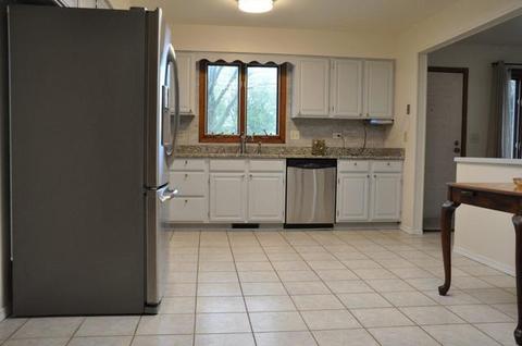 1060 Blackhawk Dr, Elgin, IL 60120 photo 8