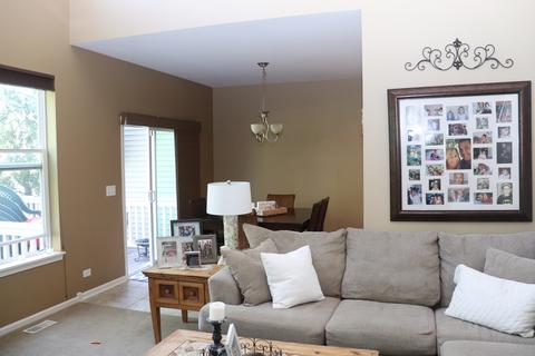 989 Oak Ridge Blvd, Elgin, IL 60120 photo 4