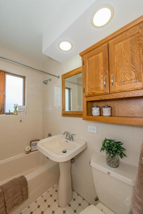 2313 Saint James St, Rolling Meadows, IL 60008 photo 13