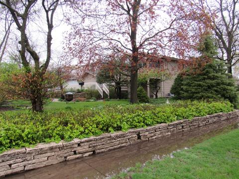 555 Avondale Ln, Hoffman Estates, IL 60169 photo 2