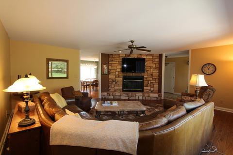3517 W Gracy Rd, Mchenry, IL 60050 photo 2