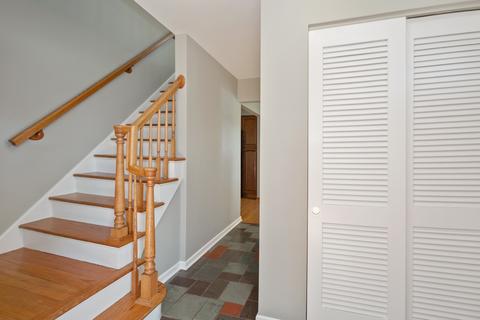 912 S Maple St, Mount Prospect, IL 60056 photo 2