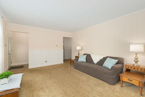 1045 Aspen St, Hoffman Estates, IL 60169 photo 4