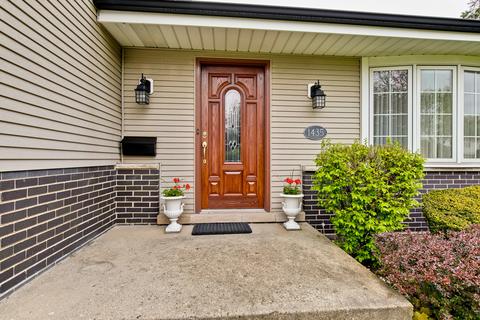 1435 Phoenix Dr, Des Plaines, IL 60018 photo 2