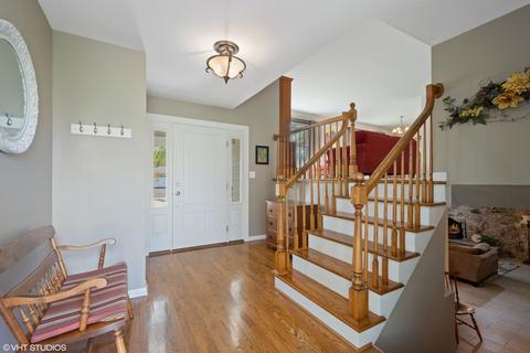 940 W Firestone Dr, Hoffman Estates, IL 60192 photo 2