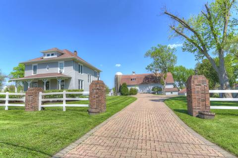 2102 N Riverside Dr, Mchenry, IL 60050 photo 1