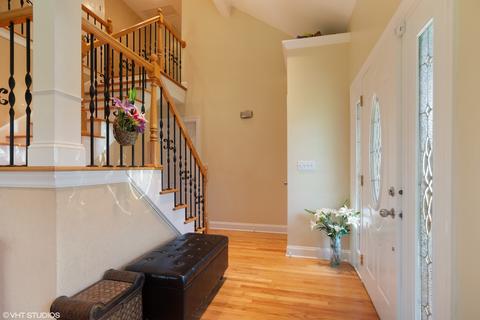 2060 Greens Ct, Hoffman Estates, IL 60169 photo 2