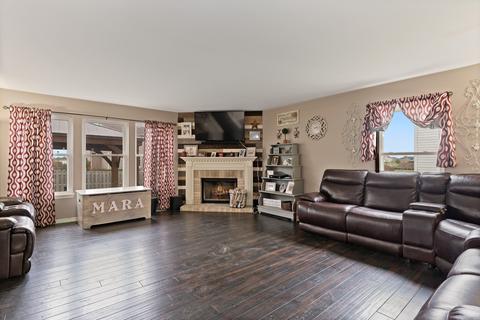 640 Walnut Ave, Maple Park, IL 60151 photo 2