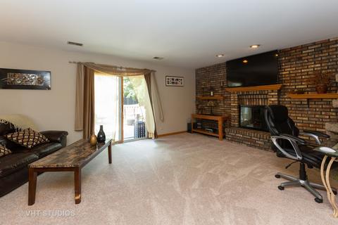 800 Cheyenne Ln, Elgin, IL 60123 photo 4