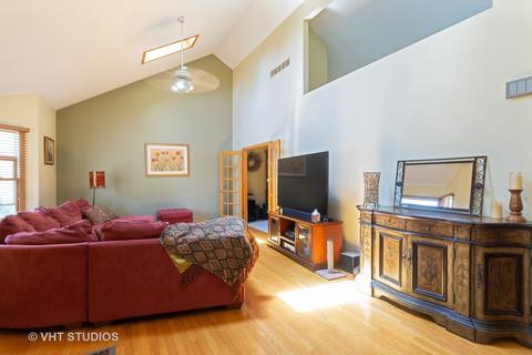 800 Cheyenne Ln, Elgin, IL 60123 photo 2