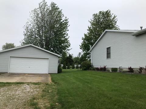 607 E Main St, Danvers, IL 61732 photo 2