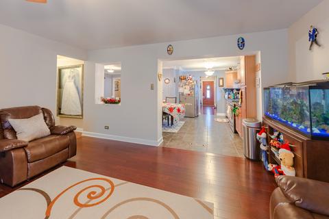 1060 Marshall Dr, Des Plaines, IL 60016 photo 2
