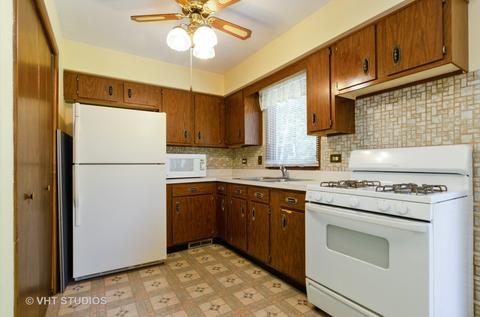 823 Forest Ct, Bartlett, IL 60103 photo 3