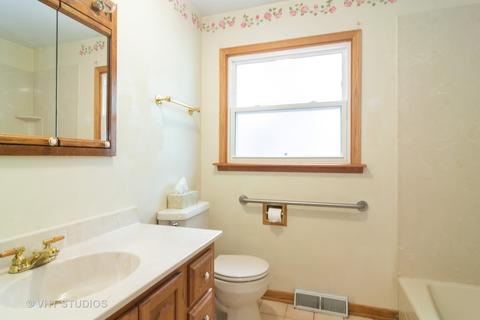 2210 Theda Ln, Rolling Meadows, IL 60008 photo 8