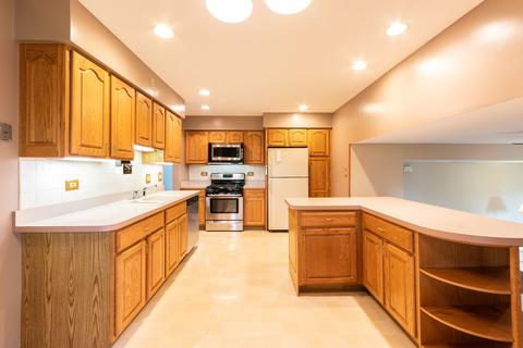 900 Blaze Trl, Wheeling, IL 60090 photo 3