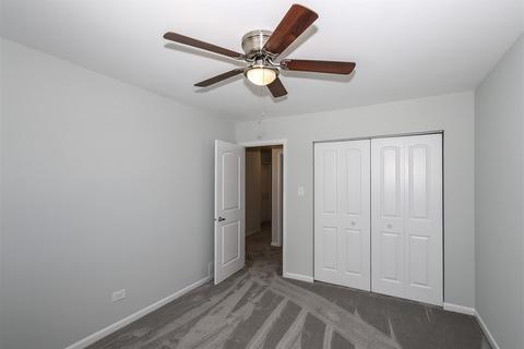 2002 W Parkview Cir, Hoffman Estates, IL 60169 photo 24