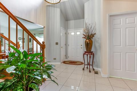681 Bending Ct, Des Plaines, IL 60016 photo 2