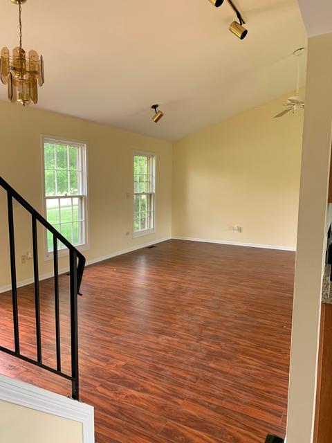 1028 John Dr, Hoffman Estates, IL 60169 photo 2
