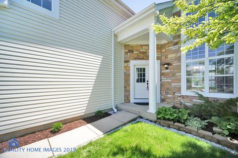 1035 Congress Dr, Bartlett, IL 60103 photo 2