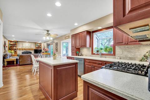 2125 N Summit St, Wheaton, IL 60187 photo 8