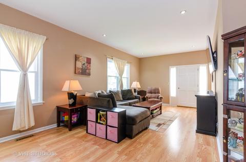 835 Cedar Ave, Elgin, IL 60120 photo 2