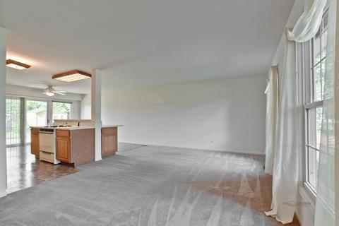 1390 Devonshire Ln, Hoffman Estates, IL 60169 photo 4