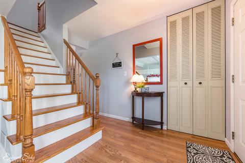 980 Norman Dr, Hoffman Estates, IL 60192 photo 2