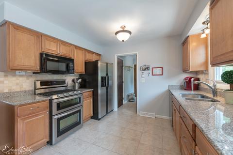 980 Norman Dr, Hoffman Estates, IL 60192 photo 4