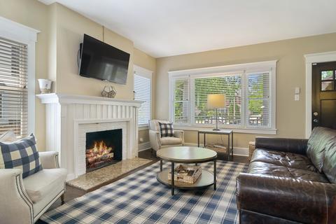 711 Warrenville Rd, Wheaton, IL 60189 photo 4