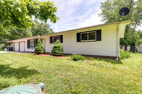 203 Eisenhower Dr, Philo, IL 61864 photo 3
