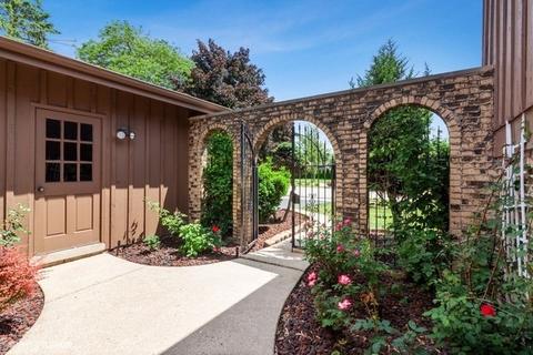 835 Kings Point Dr, Addison, IL 60101 photo 2