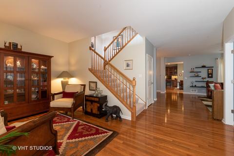 285 Garden Dr, Elgin, IL 60124 photo 3