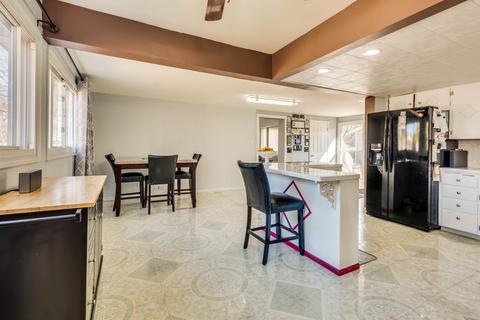 65 Pleasant St, Hoffman Estates, IL 60169 photo 7