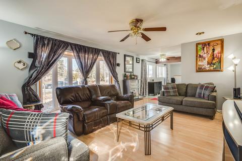 65 Pleasant St, Hoffman Estates, IL 60169 photo 4