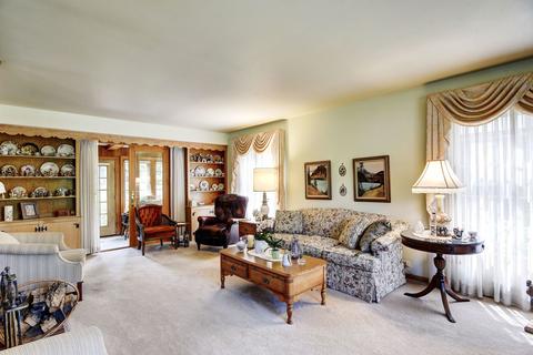 111 W Maple Ave, Roselle, IL 60172 photo 4