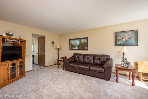 151 Half Moon Cir, Aurora, IL 60504 photo 2