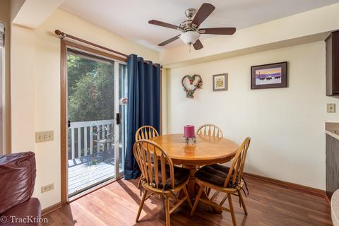 151 Half Moon Cir, Aurora, IL 60504 photo 4